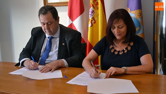 La alcaldesa de Peñaranda, Carmen Ávila, y el Presidente de la Cámara de Comercio, Benjamín Crespo, firmaban el convenio de colaboración para el Vivero de empresas Innova