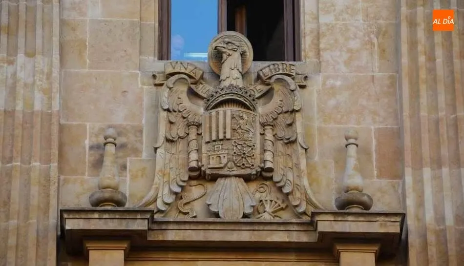 Escudo franquista de la Audiencia Provincial en la Gran Vía de Salamanca
