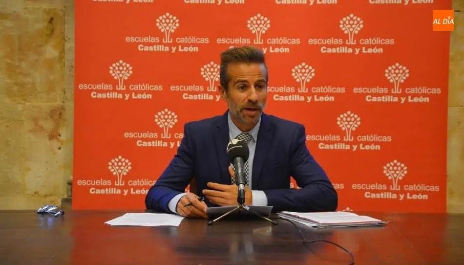 El secretario autonómico de la organización, Leandro Roldán Maza, en su rueda de prensa en la Casa de la Iglesia. Foto de Lydia González