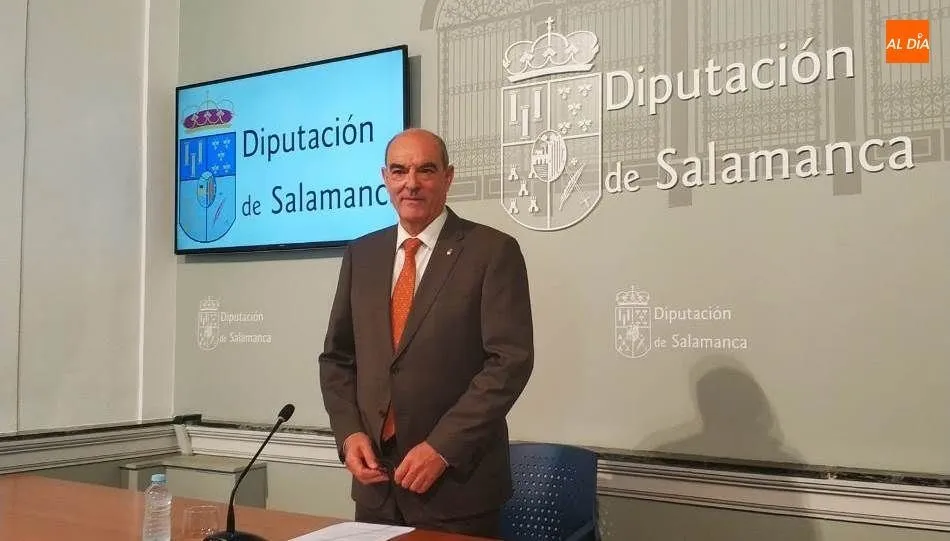 El diputado de Asistencia a Municipios y Organismo Autónomo CIPSA, Manuel Rufino García, en la Sala de las Comarcas del Palacio de la Salina. Foto de Lydia González