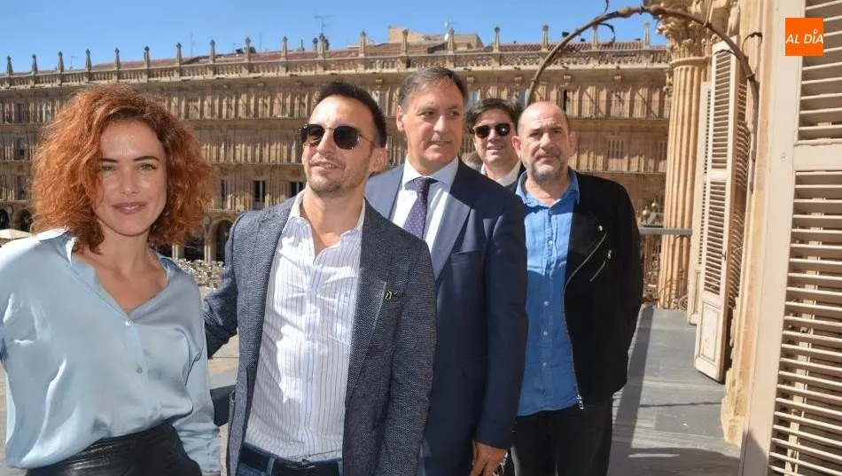 Alejandro Amenábar (director), Karra Elejalde y Patricia Lopez Arnáiz (actores), junto al alcalde, Carlos García Carbayo, en el balcón del Ayuntamiento. Foto de Lydia González