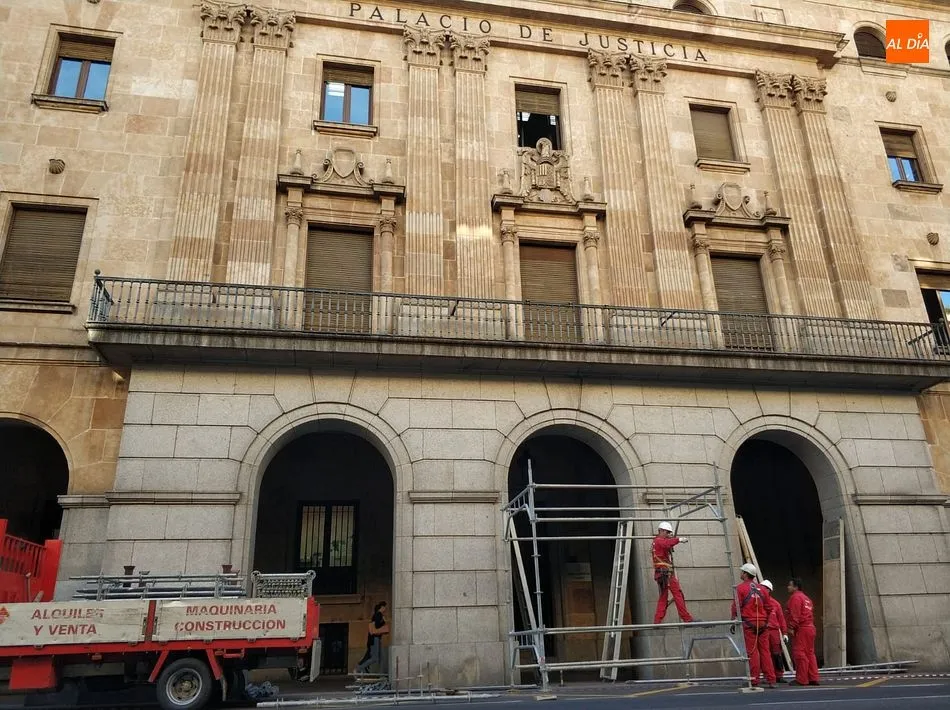 Se instala el andamio para retirar el escudo Franquista de la Audiencia Provincial