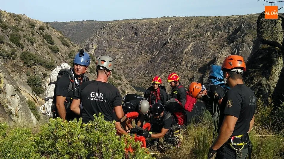 Un equipo de bomberos participando en el rescate y traslado de un herido