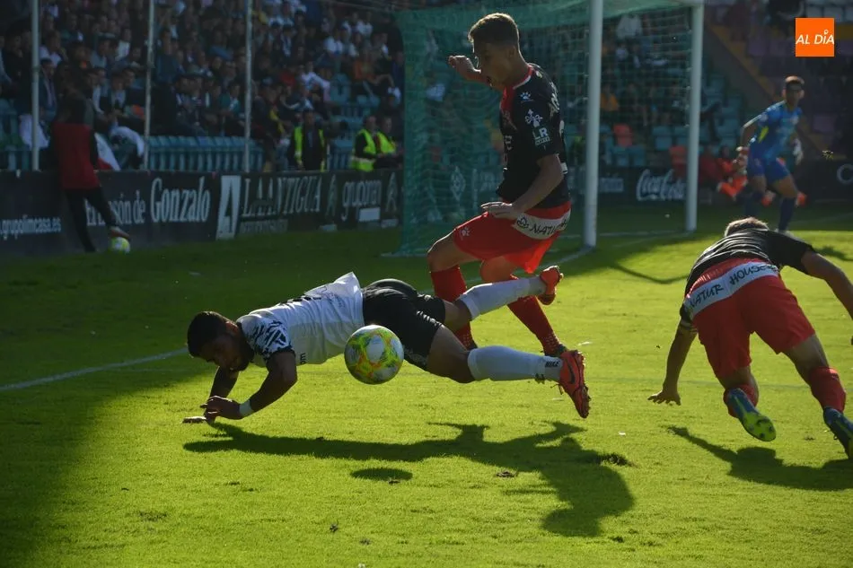 Galván cae al suelo ante el Logroñés