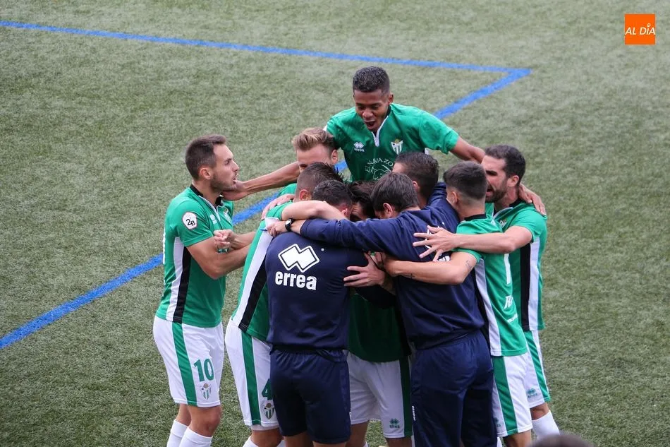 El Guijuelo celebra un gol