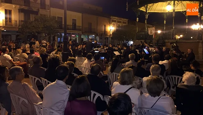 La Banda municipal de Música de Villamayor ofrecía un concierto en la Plaza de España dentro de los actos en honor a San Miguel