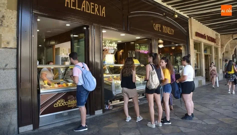 La ropa de verano todavía se puede ver por las calles de Salamanca