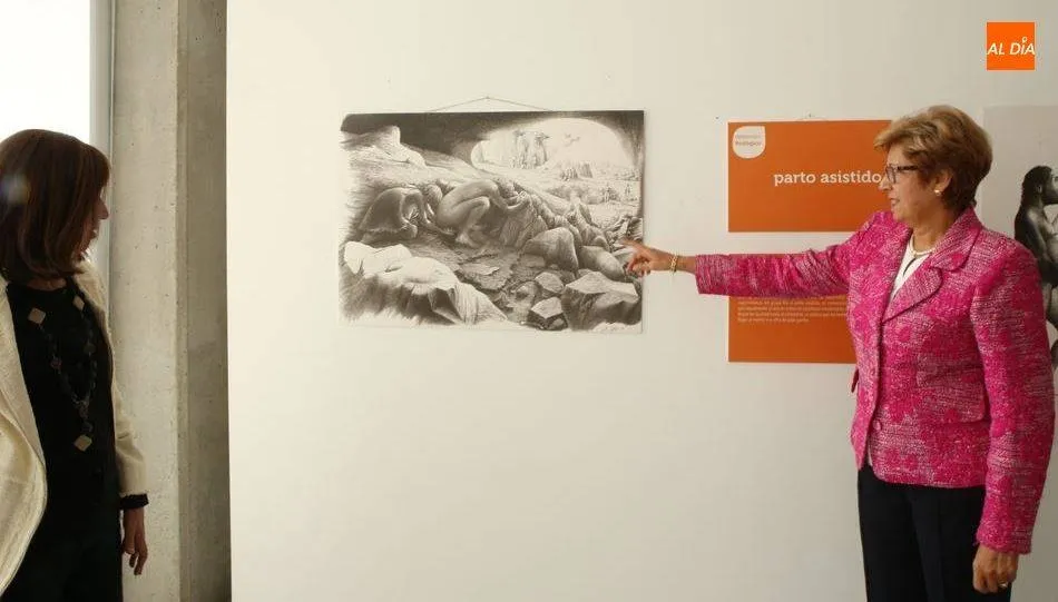 La jefa del Servicio Territorial de Sanidad, Manuela Plaza, en el Centro Julián Sánchez El Charro, en una exposición incluida en una edición anterior de la Semana de la Lactancia Materna