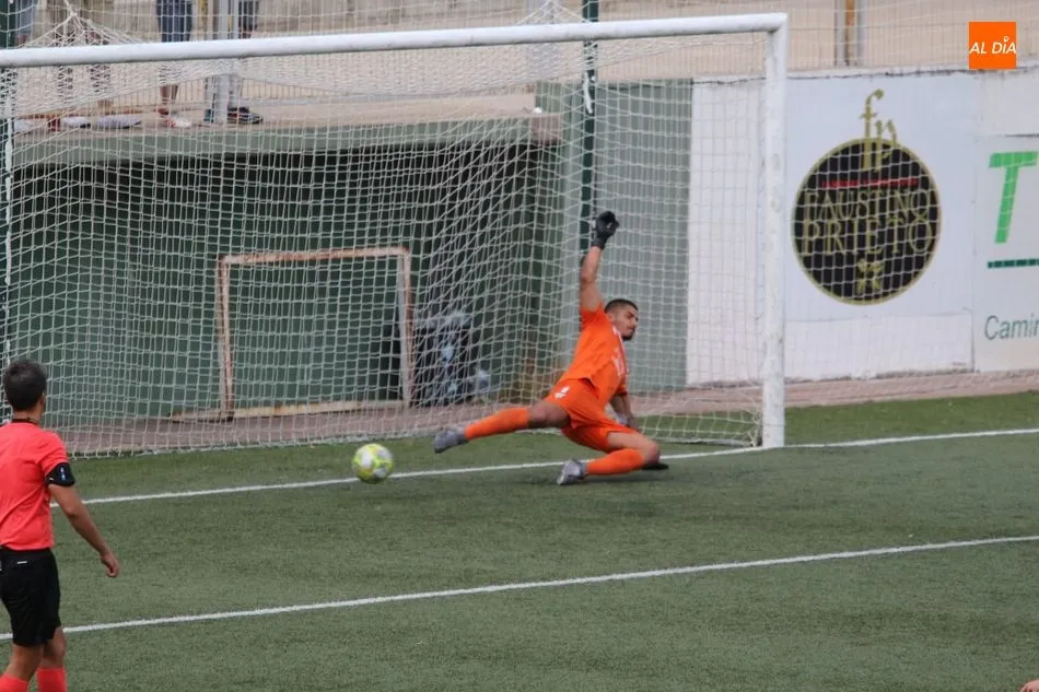 Vallejo no puede parar el penalti de Delgado / Kiko Robles