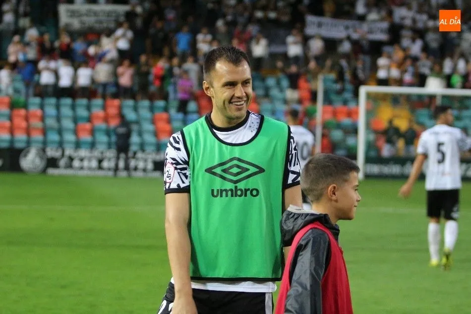 Kristian Álvarez, sonriente tras ganar en la primera jornada