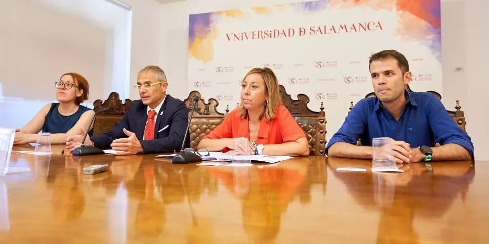 Los investigadores de la USAL Carlos Hernández-García y Ainoa Castro Correa, junto al rector Ricardo Rivero. Foto USAL
