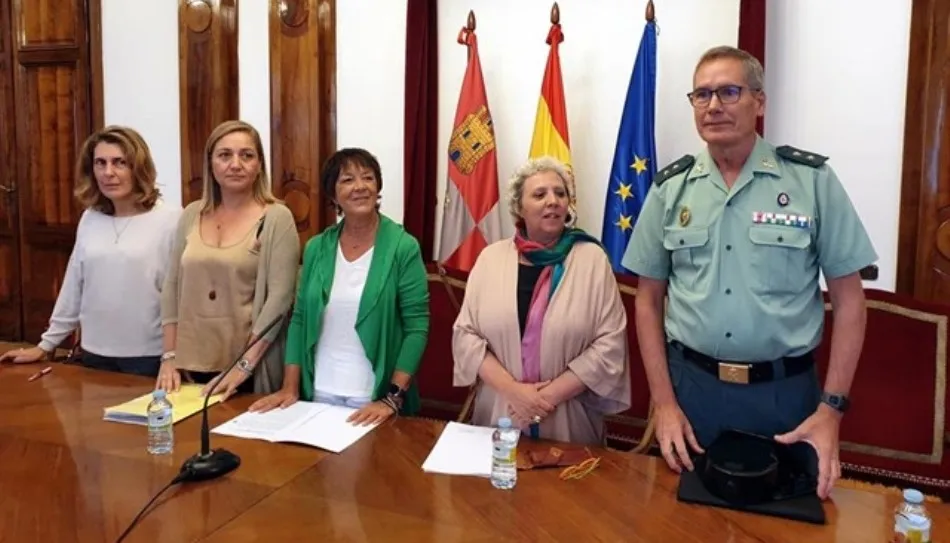 Mercedes Martín (centro) en la comparecencia ante los medios en Salamanca. Foto de Europa Press