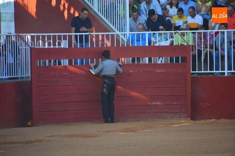 El novillo se quedó encajado dentro del burladero, aunque finalmente pudo salir / Lydia González