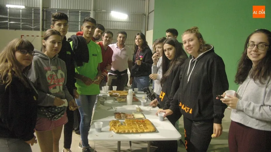Los vecinos de Villaseco de los Reyes disfrutaban este viernes de una merienda popular en el pabellón municipal / SILVESTRE