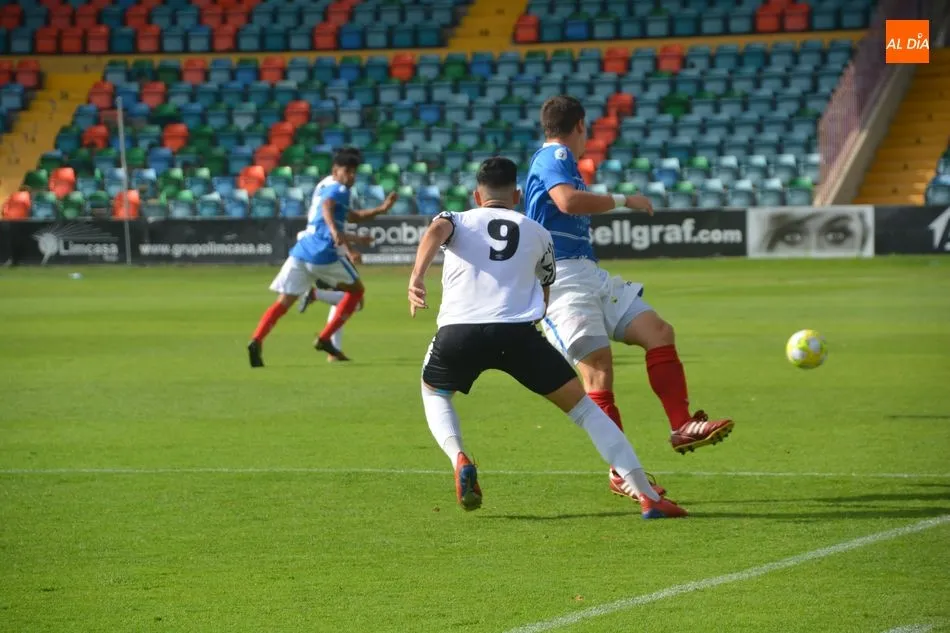 Altube observa una jugada contra La Granja