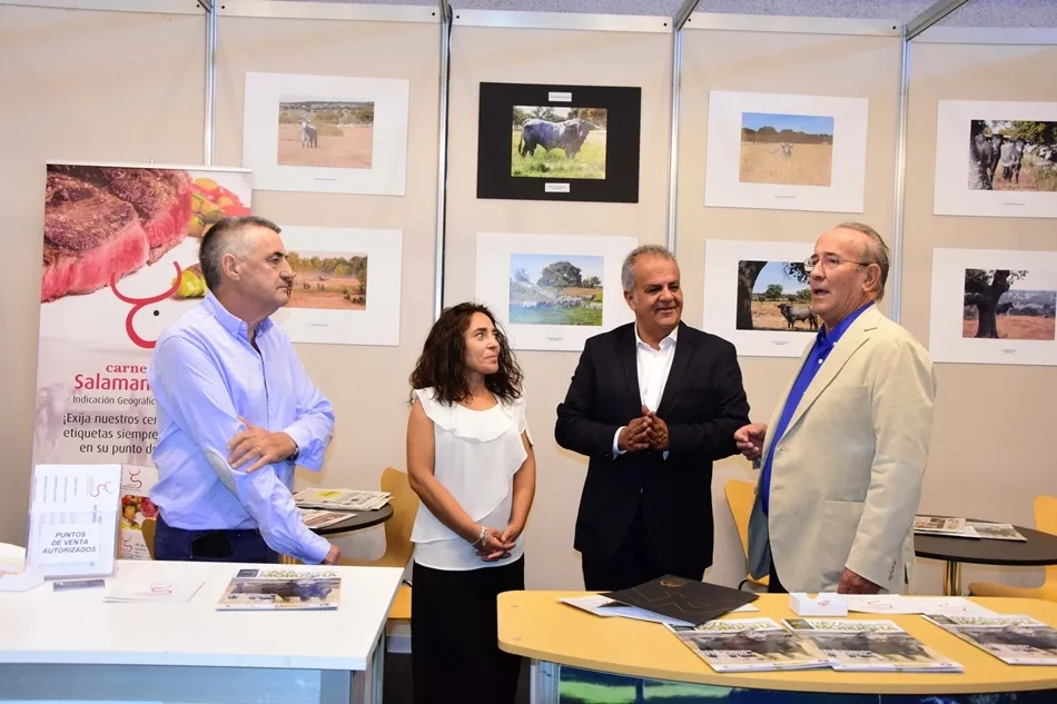 Entrega del premio a la ganadora del Concurso de Fotografía de Raza Morucha. Foto: Salamaq