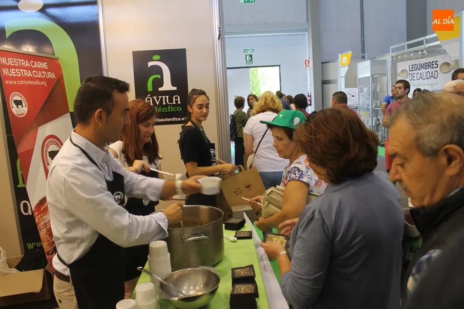 Degustación de ternera de raza avileña en el stand de la provincia de Ávila