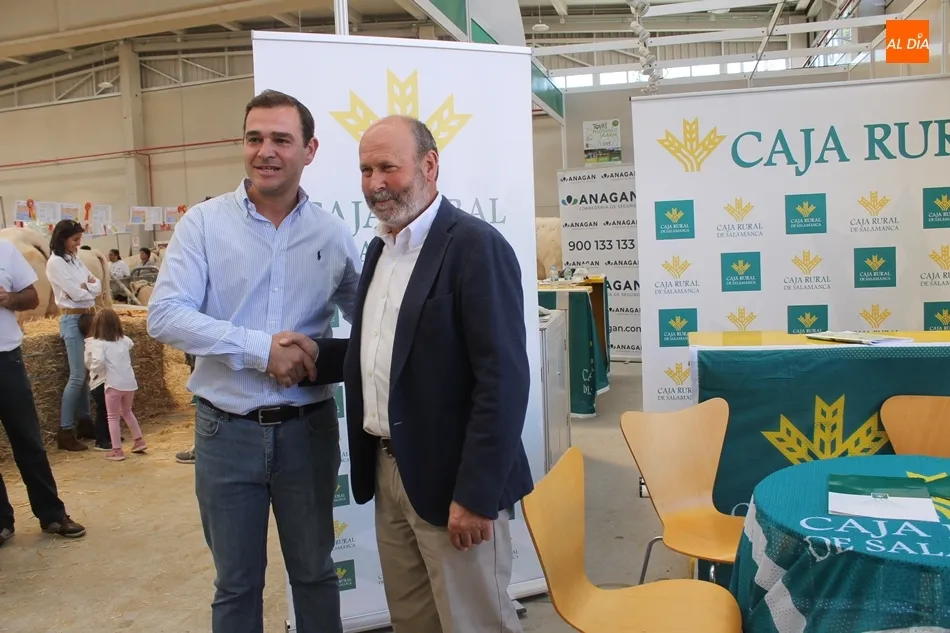 Jorge Herrero, presidente de la Asociación de Criadores de Ganado Vacuno Charolés, y Ernesto Moronta, presidente de Caja Rural Salamanca