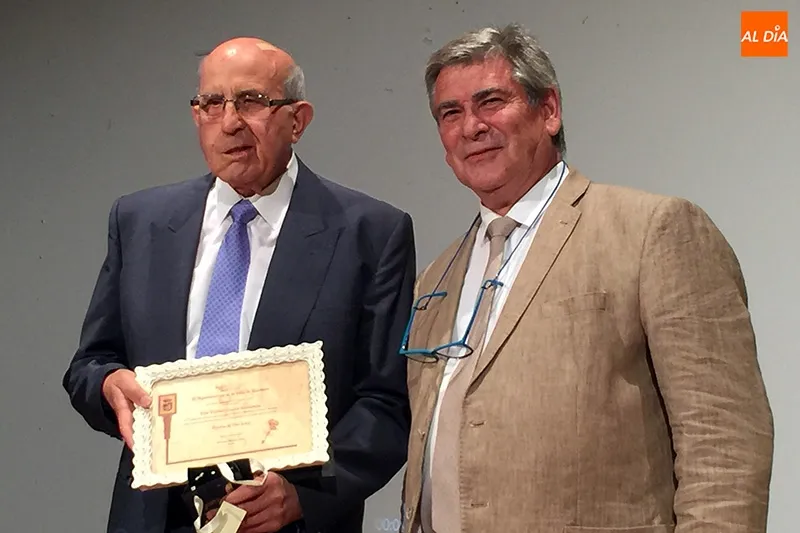 Timi Cuesta recibía la Encina de Oro de Macotera de manos del concejal de cultura Francisco Jiménez