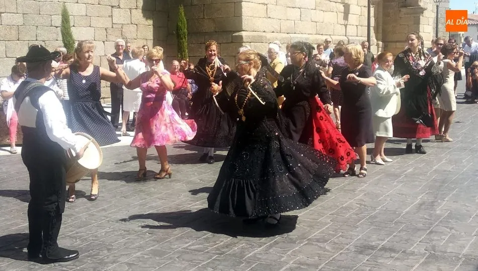 Durante el convite los vecinos de Pereña no se resistieron al baile