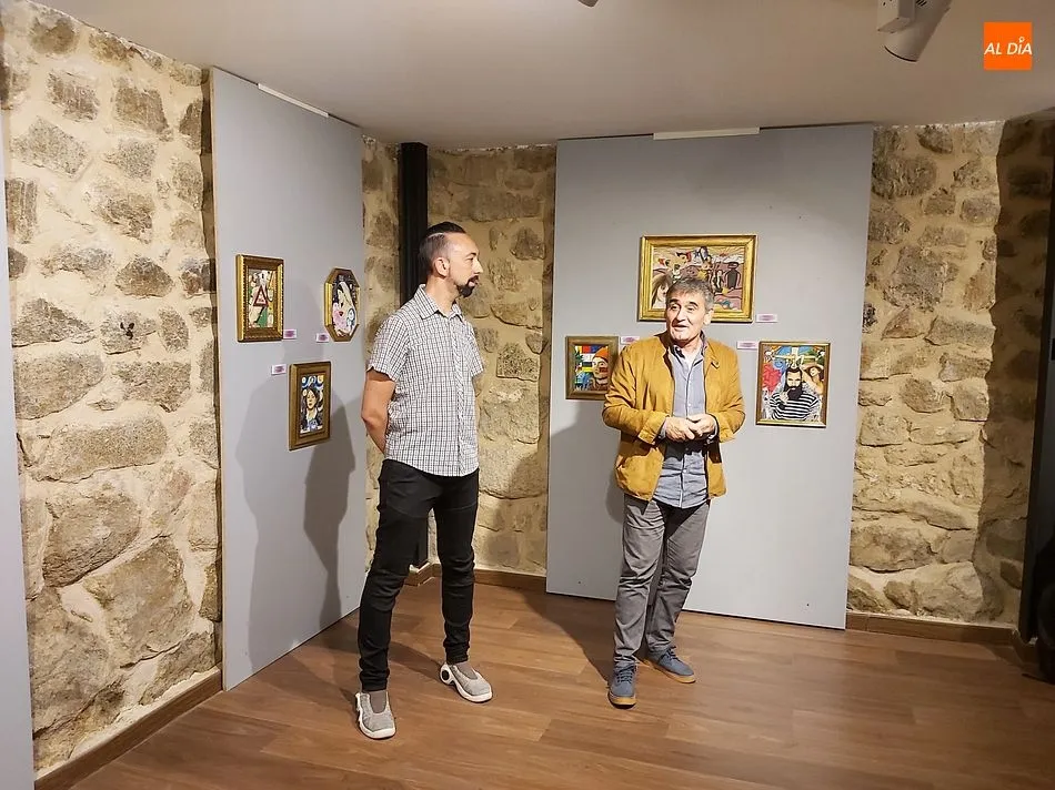 El autor, Anteportalatina, junto al alcalde de San Martín, Alfonso Calvo