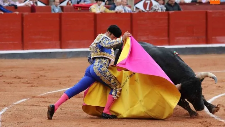 La Glorieta cerro sus puertas