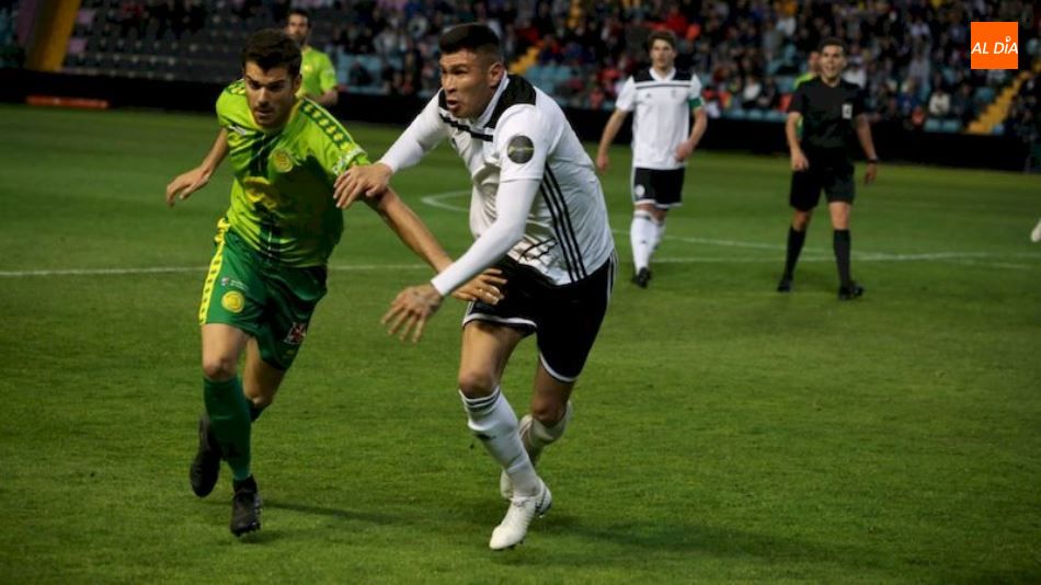 Carlos de la Nava y Chatón en una jugada del último derbi en el Helmántico