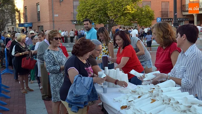 La chocolatada congregaba a cientos de vecinos en la Plaza de España