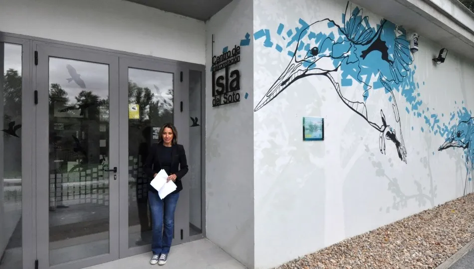 Marta Labrador, concejal del equipo de Gobierno de Santa Marta de Tormes, a la puerta de este centro