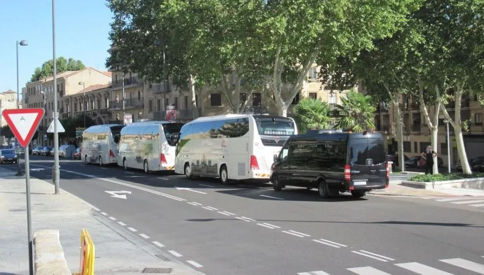 Autocares junto a la plaza del Mercado Viejo, donde se ubicará este centro