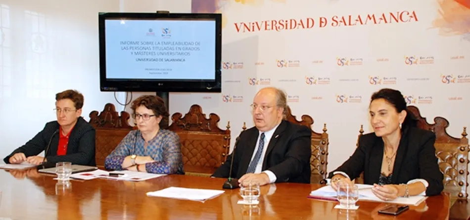 El vicerrector de Política Académica y Participación Social, Enrique Cabero, junto a la vicerrectora de Docencia y Evaluación de Calidad, Izaskun Álvarez, en el centro