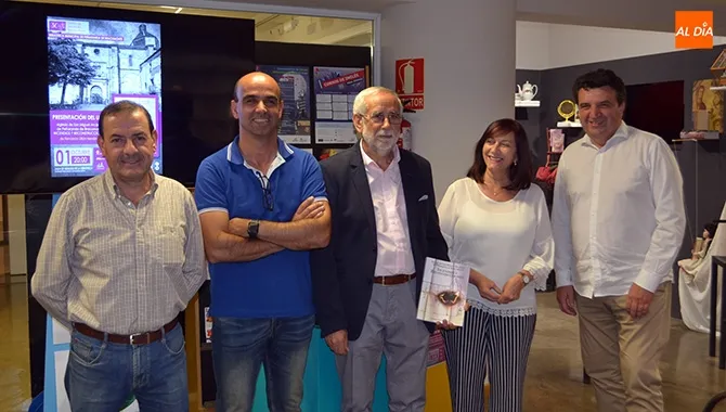 El escritor Fernando Ullan presentaba hoy en la Biblioteca su libro Iglesia de San Miguel Arcángel de Peñaranda de Bracamonte. INCENDIOS Y RECONSTRUCCIONES