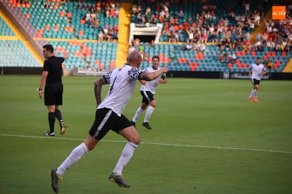 Chatón celebra un gol en el Helmántico