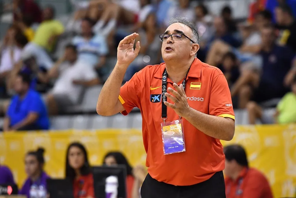 José Ignacio Hernández, con España