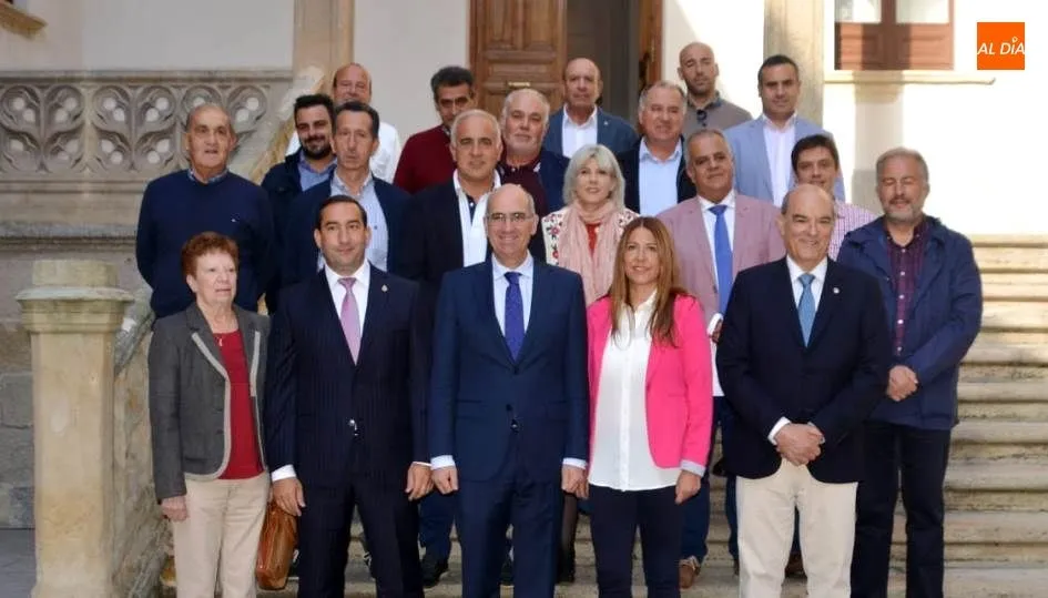 Javier Iglesias, presidente de la Diputación, junto al delegado de la Junta, Eloy Ruiz, y a algunos representantes de los ayuntamientos beneficiarios de este programa. Foto de Lydia González