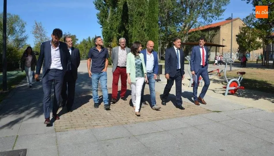 Visita del alcalde, Carlos García Carbayo, al renovado Parque Fluvial. Foto de Lydia González