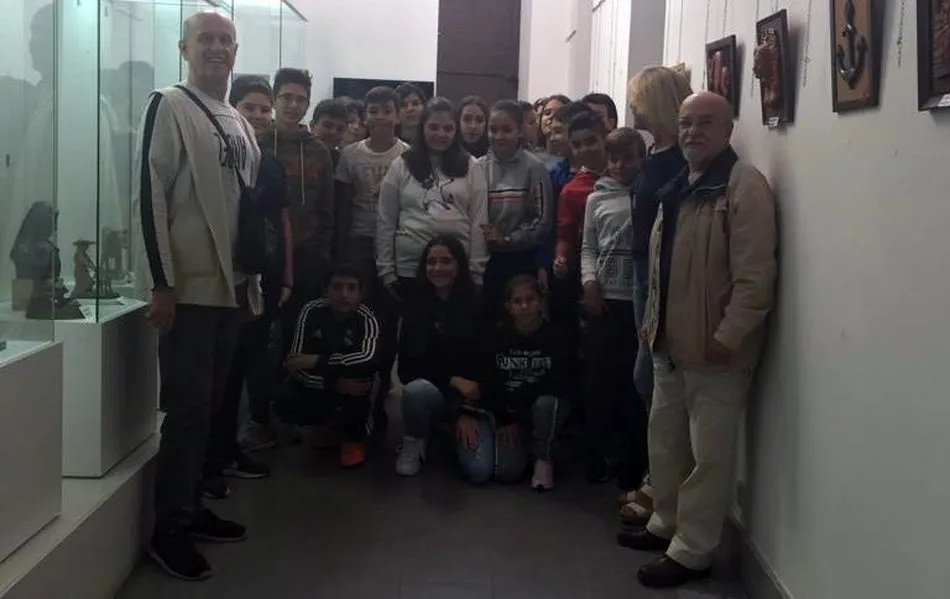 Los alumnos contaron con la inestimable presencia del autor de la muestra, Ángel Pereña