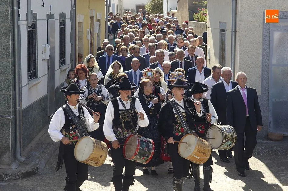 Numerosos fieles acompañaron al Angel custodio en la procesión de Alba de Yeltes/Foto: Adrián Martín