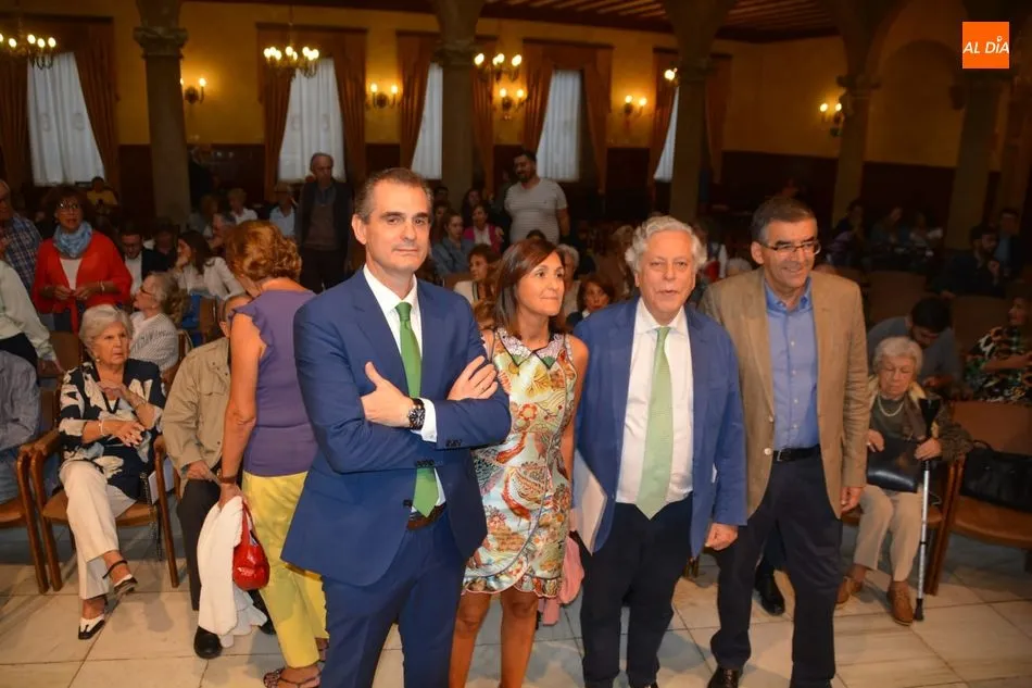 Los ponentes posan en el Casino / Lydia González