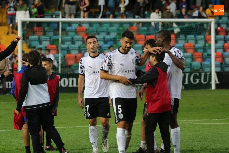 Borja López saluda a un recogepelotas