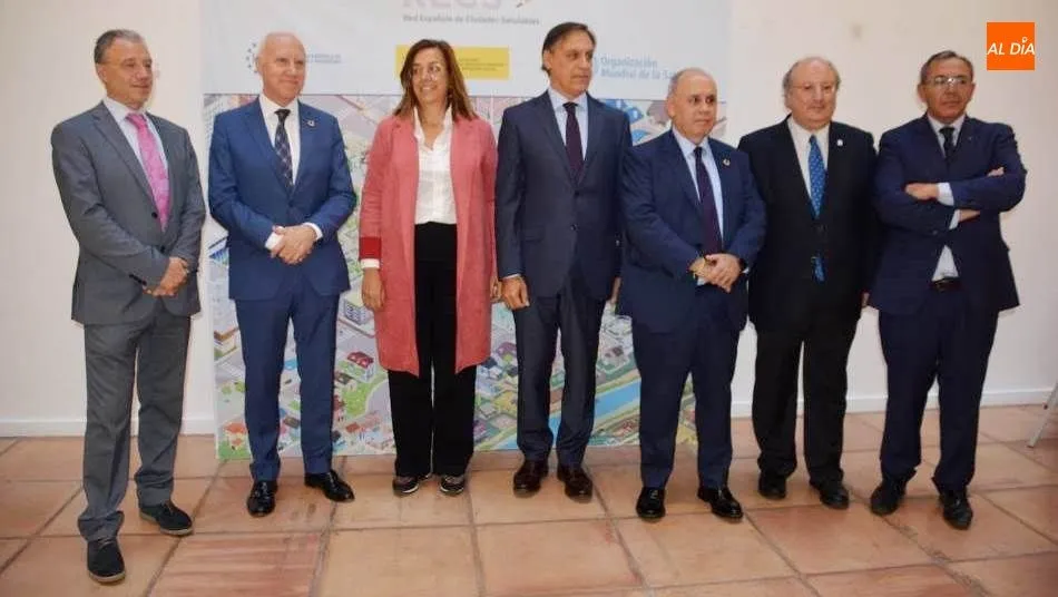 El secretario general de la Federación Española de Municipios y Provincias (FEMP), Carlos Daniel Casares, en el centro, junto al alcalde de Salamanca, Carlos García Carbayo. Foto de Lydia González