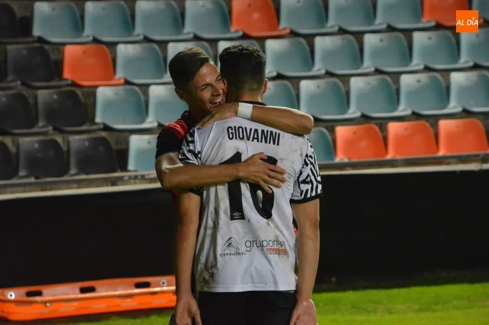 Gio celebra el gol con Tirlea / Lydia González