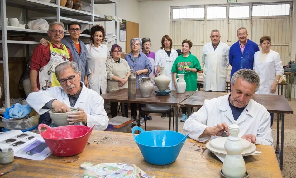 Participantes en uno de los talleres de Alfarería que imparte el IDES de la Diputacion