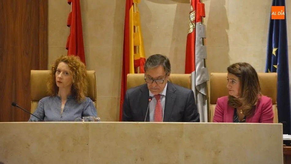 Carlos García Carbayo, alcalde de Salamanca, en el centro, en el pleno de este viernes. Foto de Lydia González