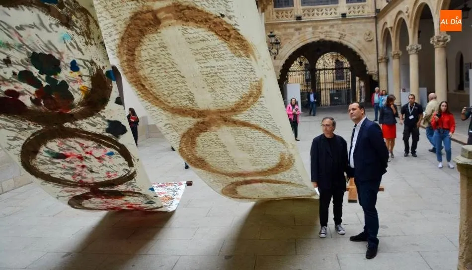 El artista Miguel Elías, junto al diputado provincial de Cultura, David Mingo, en el Patio de la Salina, visitando la exposición. Foto de Lydia González