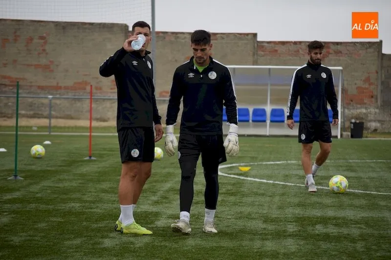 Uxío bebe agua acompañado de Sotres / Pedro Zaballos
