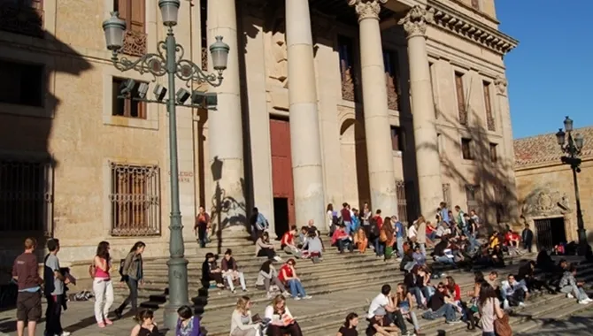 Muchos estudiantes a la puerta de una facultad de la Universidad de Salamanca