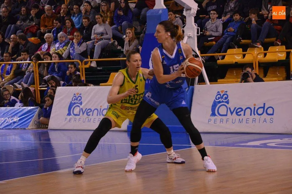 Laura Gil postea en un partido en casa