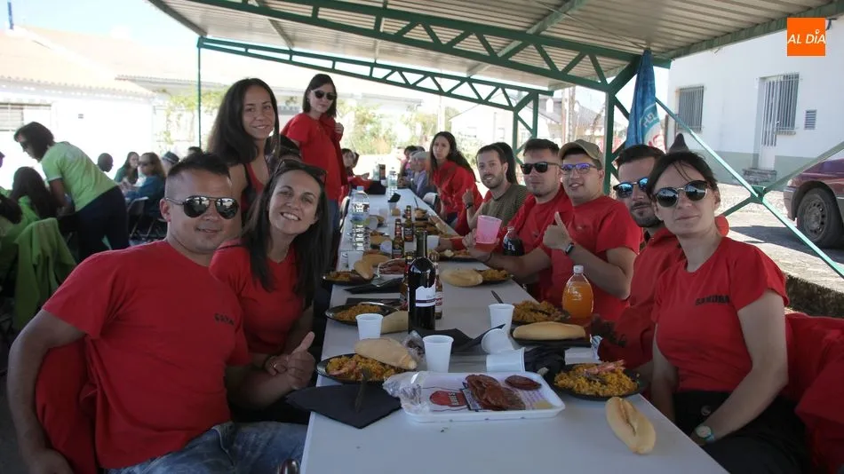 Los vecinos de Valderrodrigo disfrutan de las fiestas con una suculenta paella
