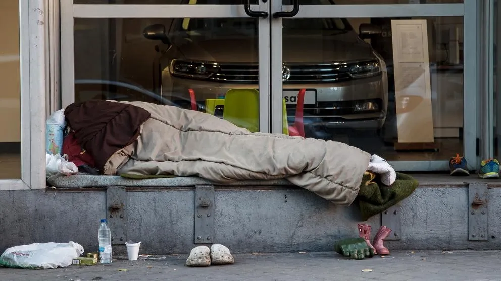 Una persona sin hogar duerme en plena calle